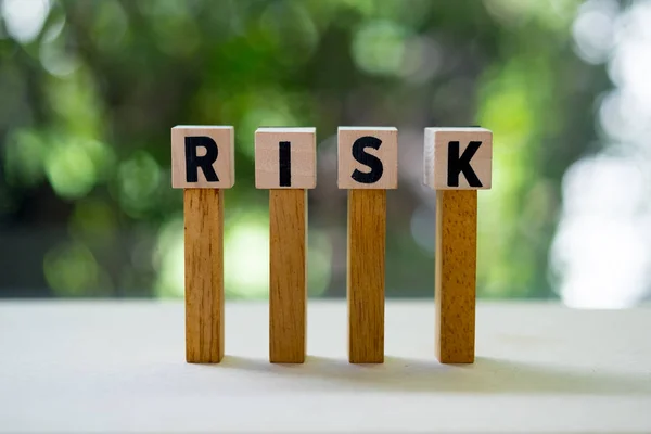 Holzwürfel-Wort mit Risiko — Stockfoto