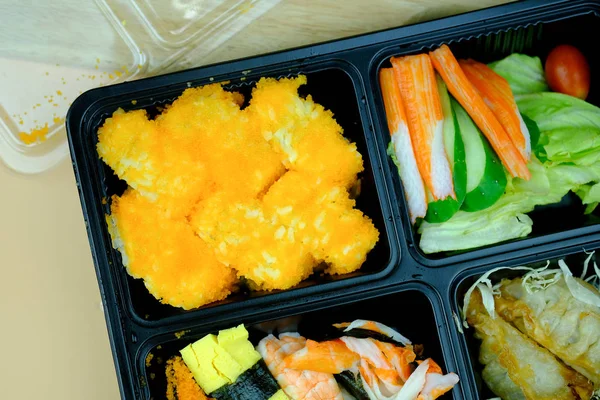 日本料理盒饭和蔬菜与其他美食 — 图库照片