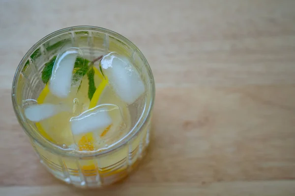 レモンと冷たいデトックス水 — ストック写真