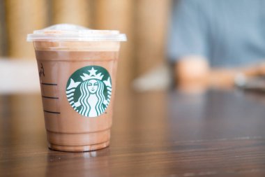 Bangkok, Tayland - 8 Ağustos 2019. Plastik fincan Starbucks soğuk mocha içecek (Soğuk demlemek kahve). Ünlü kahve markası franchise Abd kökenli