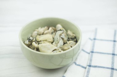 Kasede çiğ istiridye pişirmeye hazırlanın.