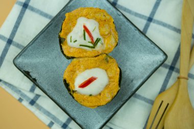 Köri balık yılan başlı balık ile baharat ve ot karışık