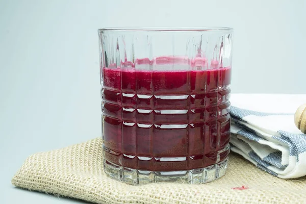 Rode biet smoothie in glas. — Stockfoto