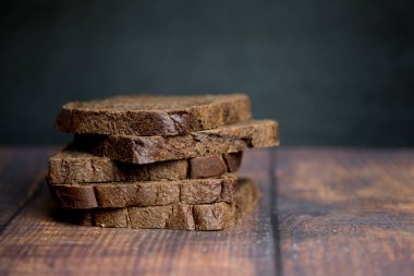Çavdar ve buğday unu yapılan dilimlenmiş koyu kahverengi ekmek 
