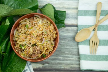 Yam Naem Khao Tod Tarifi Baharatlı Salata