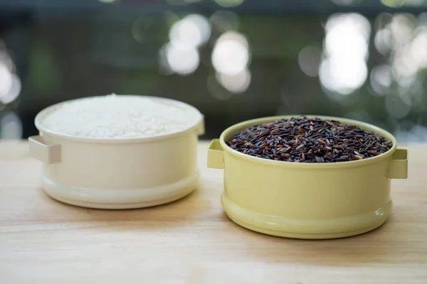 Здоровый органический рис: Риккарри и жасминовый рис — стоковое фото