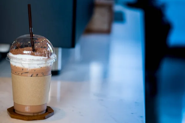 Eiskaffee-Mokka mit Schaummilch — Stockfoto