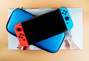 Bangkok, Tayland - 11 Ağustos 2019. Yeni satın alınan Nintendo Switch oyun konsolu ve kılıf ambalaj kutusunda.