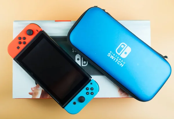 Bangkok, thailand - 11. august 2019. neu erworbene Nintendo Switch Spielkonsole und Hülle auf der Verpackung. — Stockfoto
