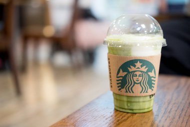Bangkok, Tayland - 11 Ağustos 2019: Starbucks Coffeeshop'ta masada Starbucks Matcha Bardağı