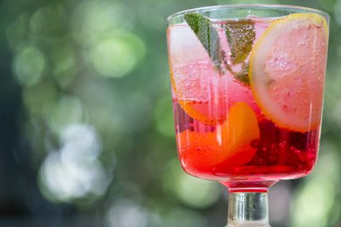 Şeftali ile pembe ve kırmızı taze renkli egzotik alkollü kokteyl