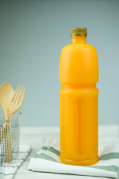 Апельсиновый сок в прозрачной пластиковой бутылке — стоковое фото