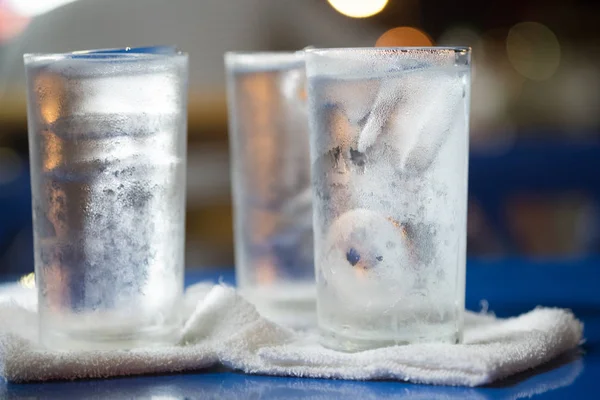 Glas Trinkwasser mit Eiswürfel auf den Tisch gestellt — Stockfoto