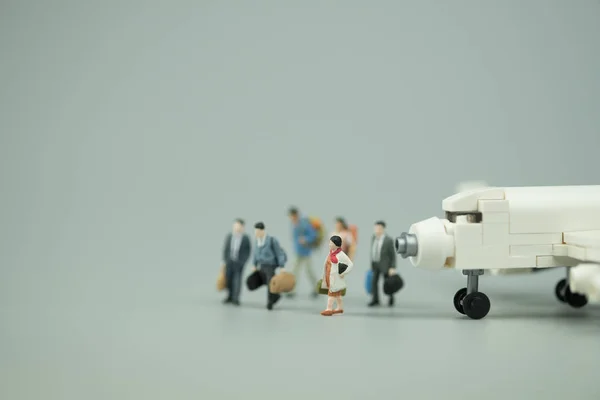 Мініатюрні люди: люди мандрівників з літаком — стокове фото