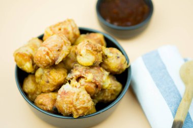 Kızarmış köfte siyah kase de lezzetli