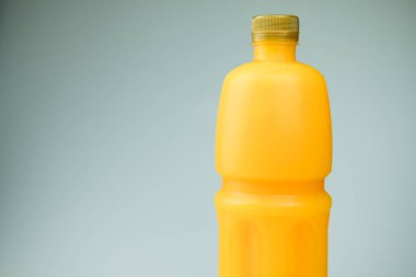 Altın kapaklı soğuk portakal suyu şişeleri