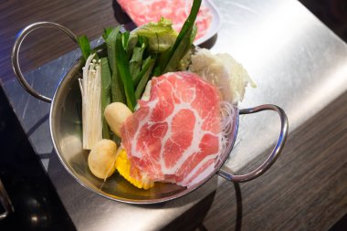 Shabu shabu et ve sebze 