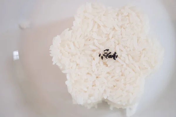 Stampo di riso cotto a forma di fiore su piatto bianco — Foto Stock