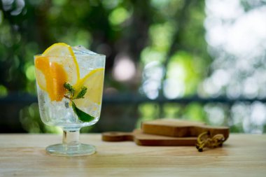 Bir masada bir bardak kokteyl ferahlatıcı içecek
