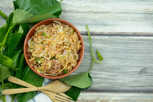 Yam Naem Khao Tod ricetta Insalata piccante — Foto Stock
