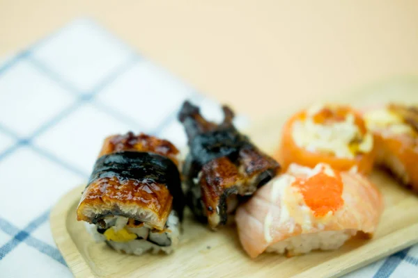 Łosoś Sushi i wędzony węgorz Sushi Roll — Zdjęcie stockowe
