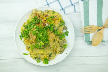 Beyaz tabakta çıtır istiridye omleti