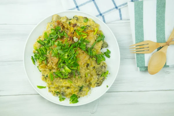 Beyaz tabakta çıtır istiridye omleti