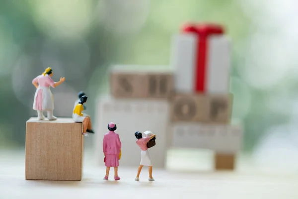 Miniatuur mensen: vrouwen die op zoek zijn naar koop goederen of merchandise tijdens Grand Sale en Discount met als Shopping business concept. — Stockfoto