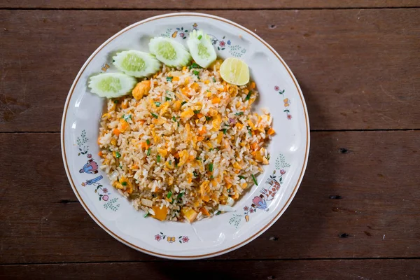 Campuran nasi dengan telur dan sayuran — Stok Foto