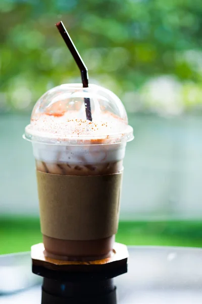 Segelas mocha kopi es dengan bubuk cokelat dan busa susu — Stok Foto