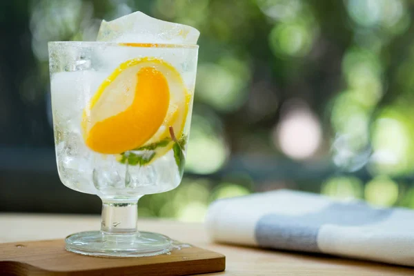 Bebida refrescante cóctel en un vaso — Foto de Stock