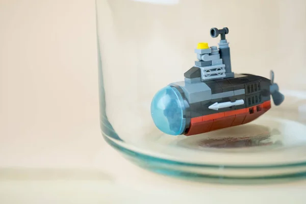 Мініатюрний пластиковий іграшковий підводний човен — стокове фото