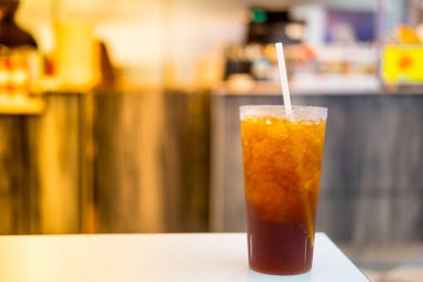 Masada bir bardak buzlu limon çayı