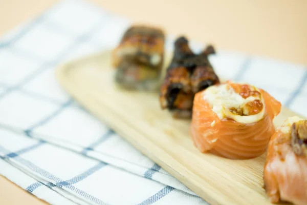 Diferite tipuri de sushi servite pe tava de lemn — Fotografie, imagine de stoc