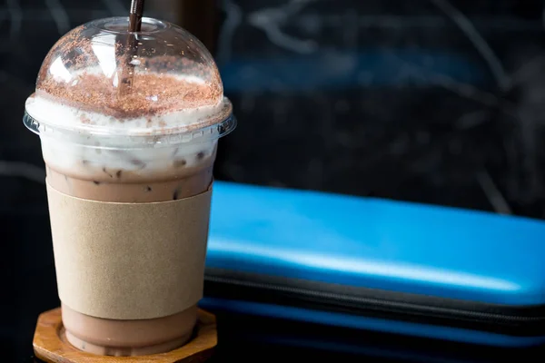 Es kopi mocha dengan busa susu dalam cangkir takeaway — Stok Foto