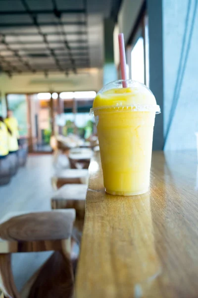 Mangga smoothie atau mangga yogurt smoothie glass — Stok Foto