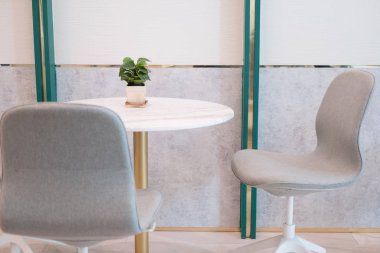 Masa ve iki sandalye. Modern minimal iç tasarım