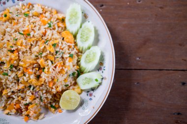 Yumurta ve sebze ile karıştırın pirinç karışımı