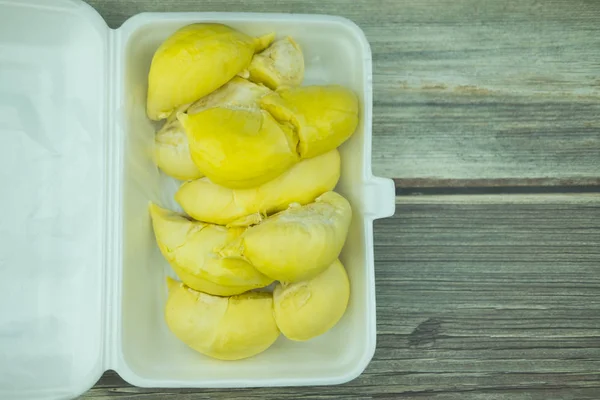 Durian segar dalam kotak busa — Stok Foto