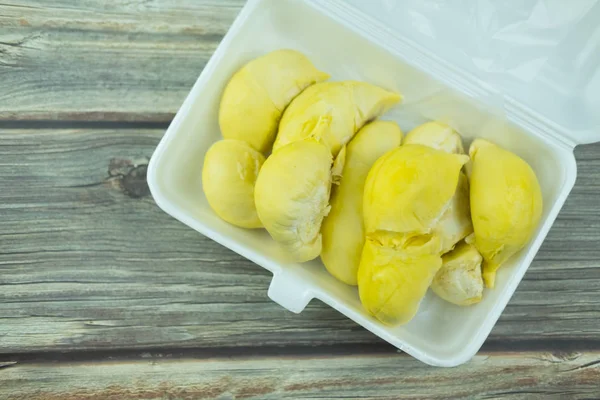 Durian frais dans une boîte en mousse — Photo