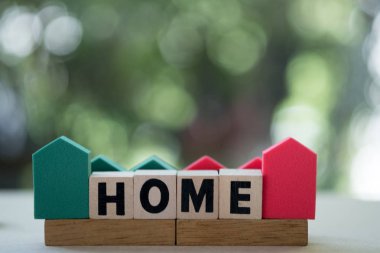 Minyatür ev ve ahşap kare blok veya metin ile masaya küp