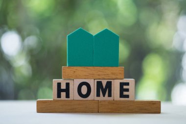 Minyatür ev ve ahşap kare blok veya metin ile masaya küp