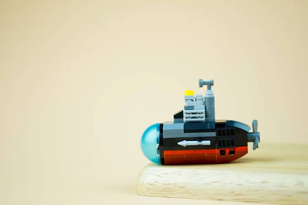 Мініатюрний пластиковий іграшковий підводний човен — стокове фото