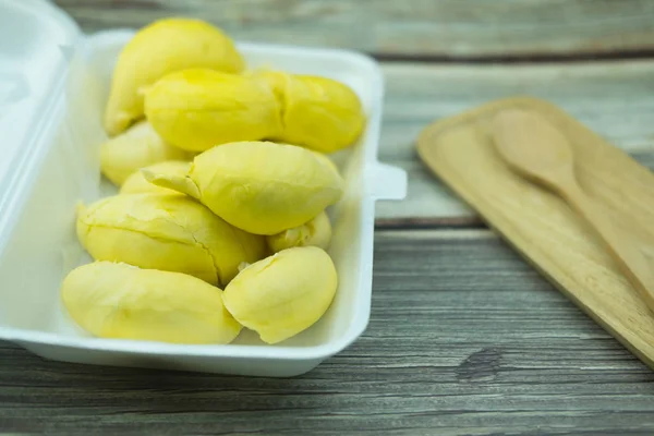 Proaspăt durian în cutie de spumă — Fotografie, imagine de stoc