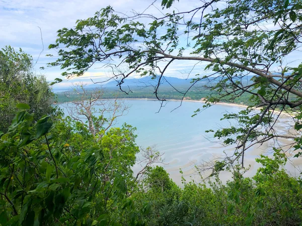 Landschaft von Strand und Insel vom khao lom muak Aussichtspunkt prachuap khiri khan thailand. — Stockfoto