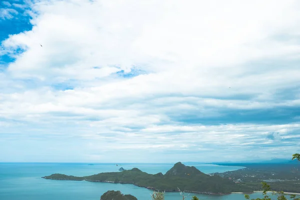 Schöne hohe Ansichten Meer und Himmel Hintergrund vom Berg bei khao lom muak, prachuap khiri khan Bezirk, Thailand, klettern khao lom muak Bucht auf 360-Augen-Blick zu sehen. — Stockfoto
