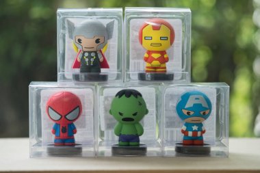 Bangkok, Tayland - 31 Ağustos 2019 : Miniso mağazasında hediyelik eşya, Avengers figürü, Miniso Marvel Studios ile işbirliği, Superheroes ürünleri