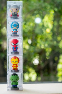 Bangkok, Tayland - 31 Ağustos 2019 : Miniso mağazasında hediyelik eşya, Avengers figürü, Miniso Marvel Studios ile işbirliği, Superheroes ürünleri