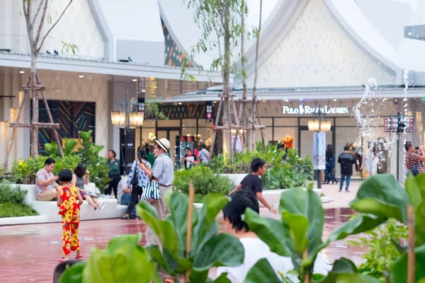 Samutprakarn, Tayland - 31 Ağustos 2019 : Central Village Bangkok Luxury Outlet, %35 ila %70 arasında olağanüstü günlük tasarruf sağlayan Tayland'ın ilk uluslararası outlet alışveriş köyüdür. İlk açılış 31 Ağustos 2019