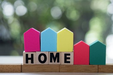 Ev ile ahşap blok kelime. Gayrimenkul satın alma ve satış kavramı, Kiralık Konut, ev koruma, ev koruma